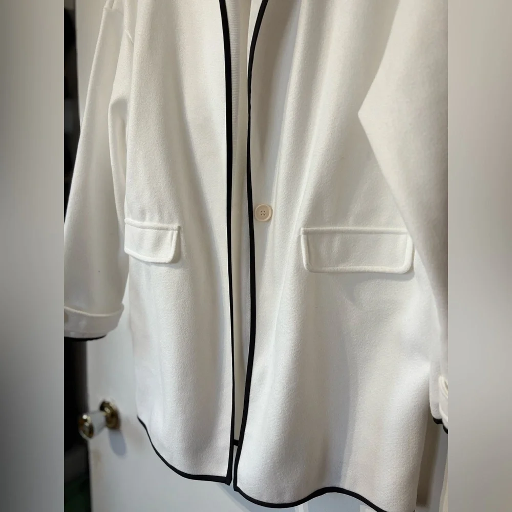 ❌SOLD Elegant White Women's Coat with Black Trim – Size L 🤍 - Picture 2 of 5